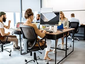 Équipe au travail dans un open space d'entreprise